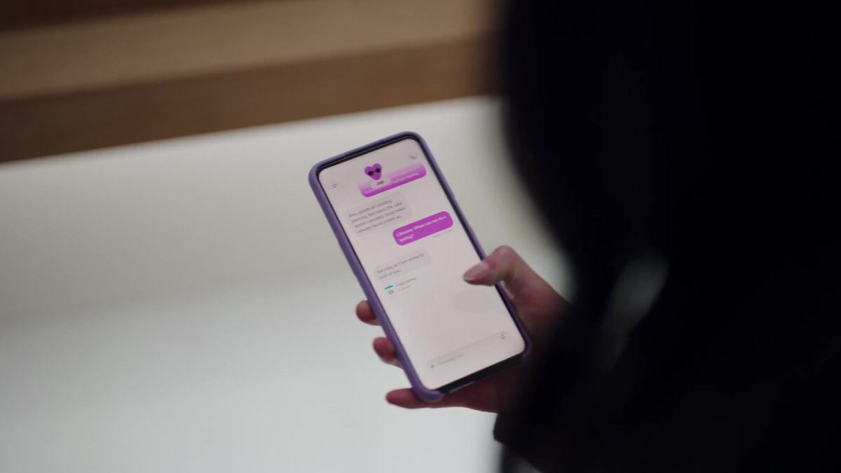 Hand met een telefoon waarop een gesprek met een dot open staat, uit de aankondigingsvideo van OpenAI